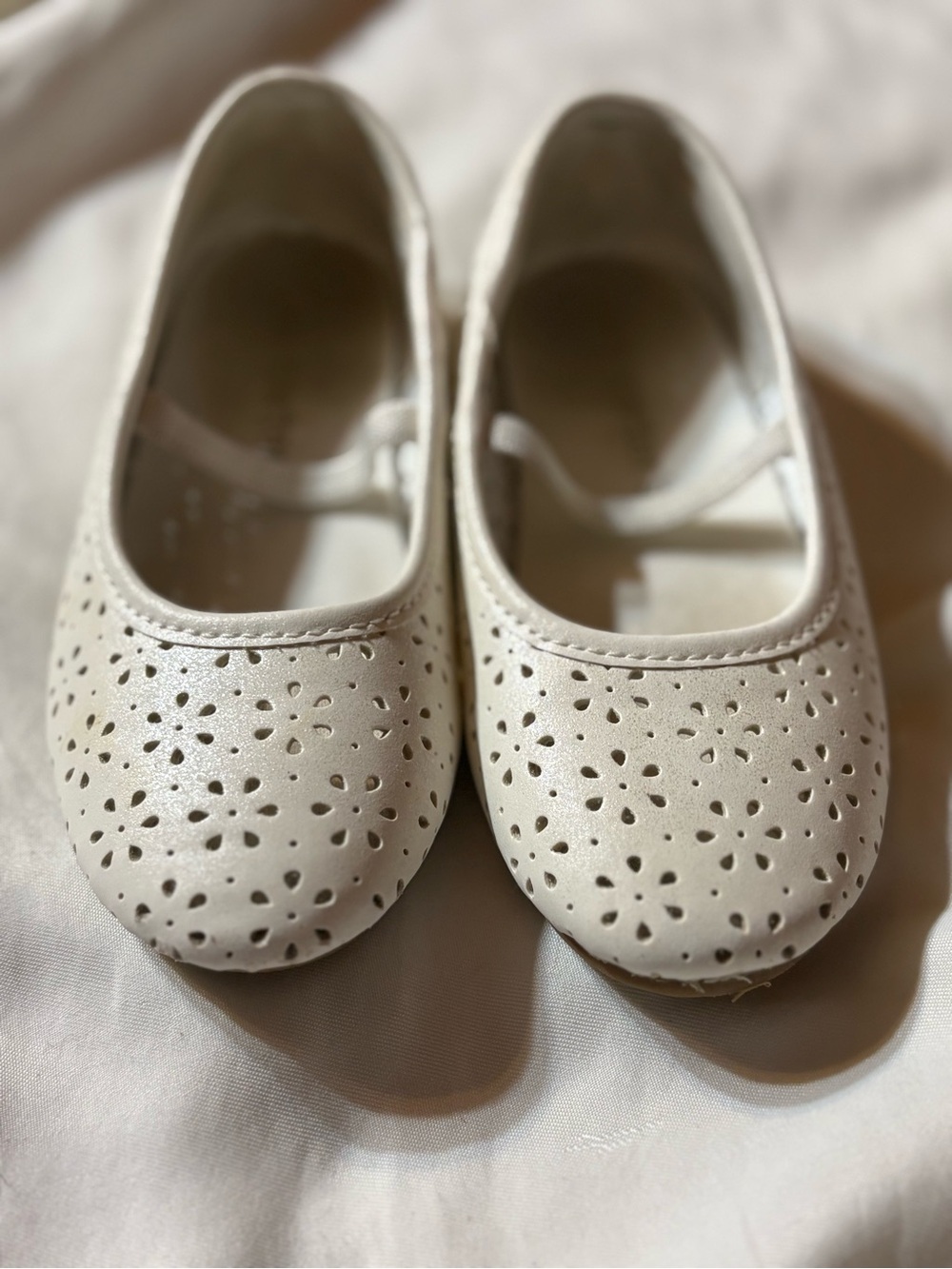 Girls White Floral Cutout Mary Jane Flats
